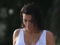 Kim Kardashian seksownie w białym bikini